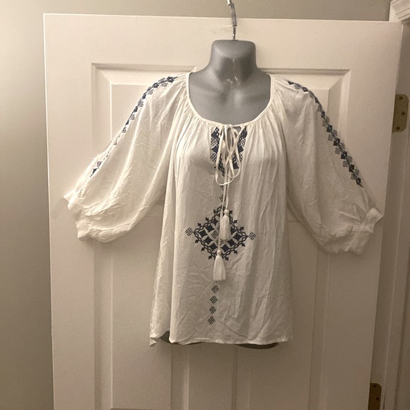 New Boho white and blue embroidered peasant top - Picture 2 of 7